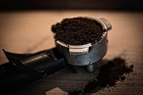 Trockener Kaffeesatz für die Anwendung im Garten gegen Schnecken