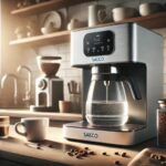 Saeco Kaffeevollautomaten – Saeco Fehlercodes und Lösungen 3 Saeco Kaffeevollautomat mit gefülltem Wasserbehälter auf einer sauberen Küchenarbeitsfläche, umgeben von Kaffeebohnenschalen und einem Kaffeebecher, als Beispiel für die richtige Handhabung