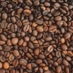 Kaffeebohnen als Vergleich von Arabica und Robusta