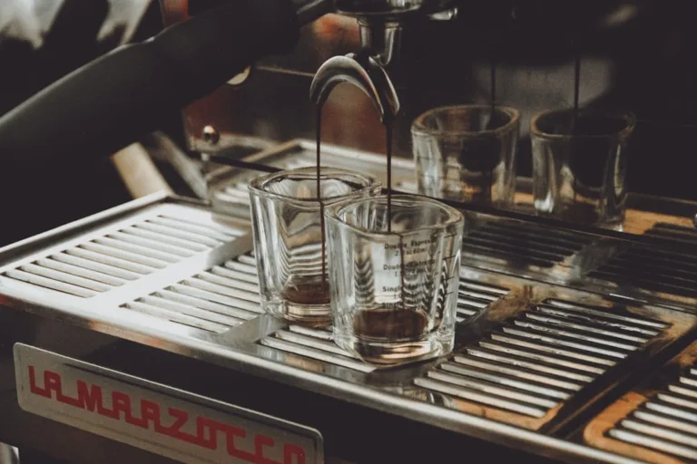 Brühtemperatur beim Kaffeevollautomaten: Welche Einstellung ist richtig? 2 Espressozubereitung als Beispiel für die Brühtemperatur im Kaffeevollautomaten