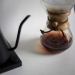 Chemex-Zubereitung zur Bestimmung der richtigen Brühzeit bei Filterkaffee