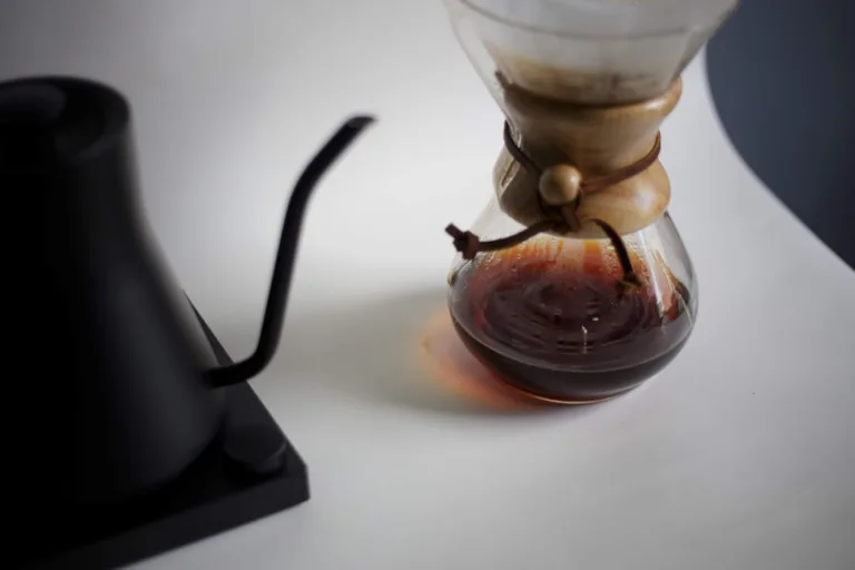 Chemex-Zubereitung zur Bestimmung der richtigen Brühzeit bei Filterkaffee