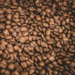 Frische Kaffeebohnen vor dem Mahlen