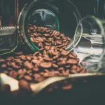 Frisch geröstete Kaffeebohnen für aromatischen Kaffee