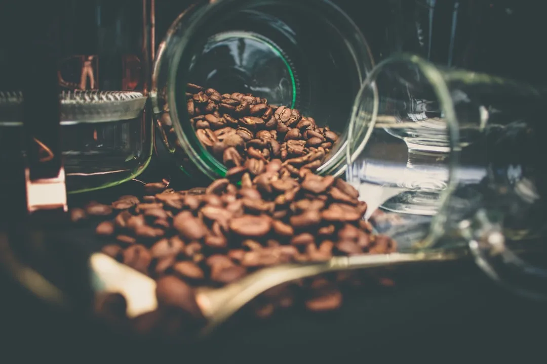 Frisch geröstete Kaffeebohnen für aromatischen Kaffee