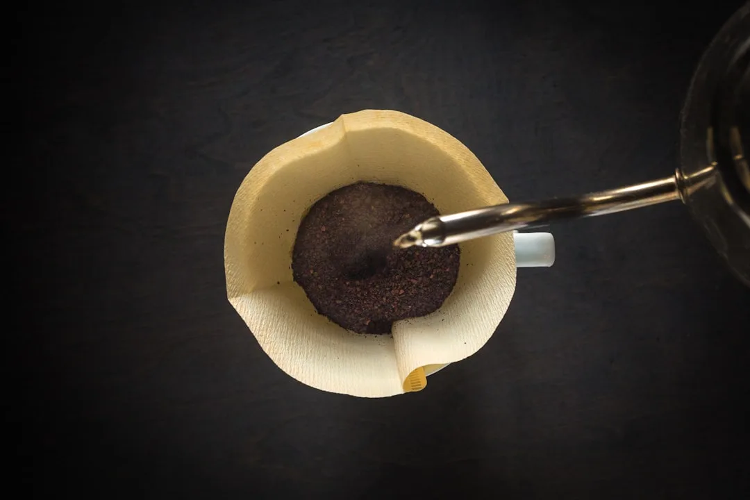 Handfilter-Kaffee mit kontrollierter Vorbenetzung und Blooming