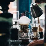 Kaffeezubereitung mit Wasser und Kaffeekanne