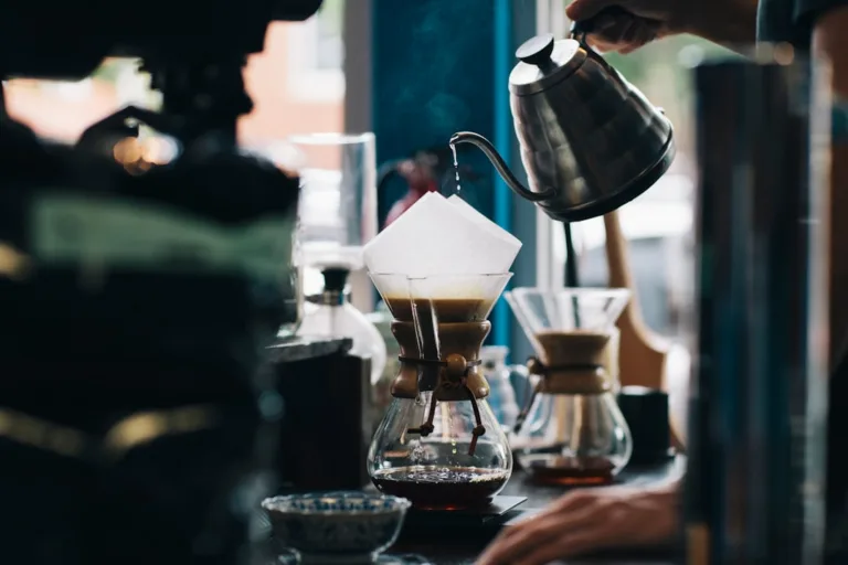 Kaffee-Wasser-Verhältnis: Die richtige Menge für jede Zubereitungsart 1 Kaffeezubereitung mit Wasser und Kaffeekanne