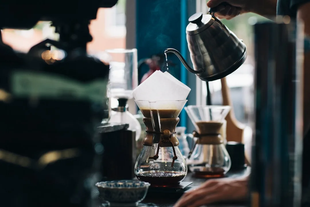 Kaffee-Wasser-Verhältnis: Die richtige Menge für jede Zubereitungsart 2 Kaffeezubereitung mit Wasser und Kaffeekanne