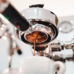 Heller Kaffee im Glas als Symbol für zu dünnen Kaffee