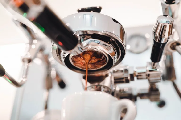 Heller Kaffee im Glas als Symbol für zu dünnen Kaffee