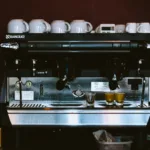 Professionelle Kaffeemaschine als Vergleich für Kaffee zuhause und im Café