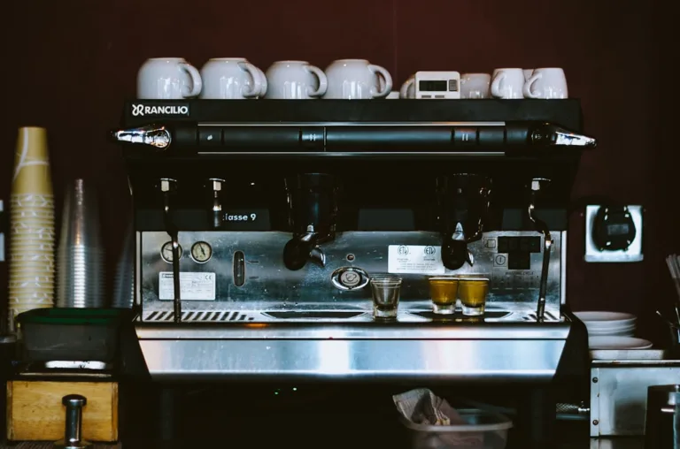 Kaffeespezialitäten: Die wichtigsten Kaffeegetränke erklärt 5 Professionelle Kaffeemaschine als Vergleich für Kaffee zuhause und im Café