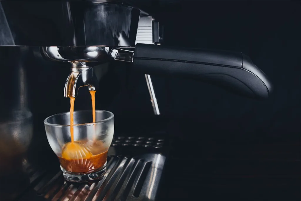 Kräftiger Espresso bei der Zubereitung