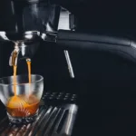 Kräftiger Espresso bei der Zubereitung