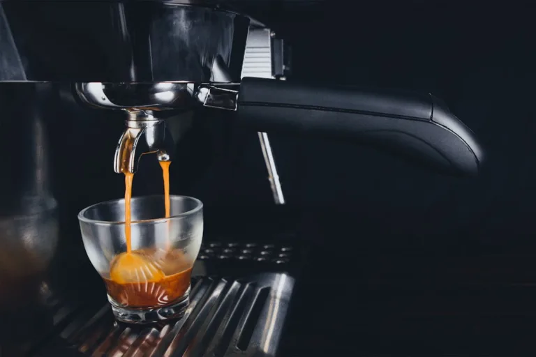 Kräftiger Espresso bei der Zubereitung