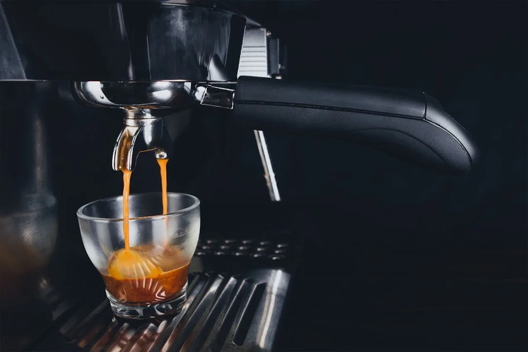 Kräftiger Espresso bei der Zubereitung
