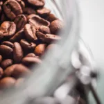 Kaffeebohnen in einem luftdichten Glasbehälter