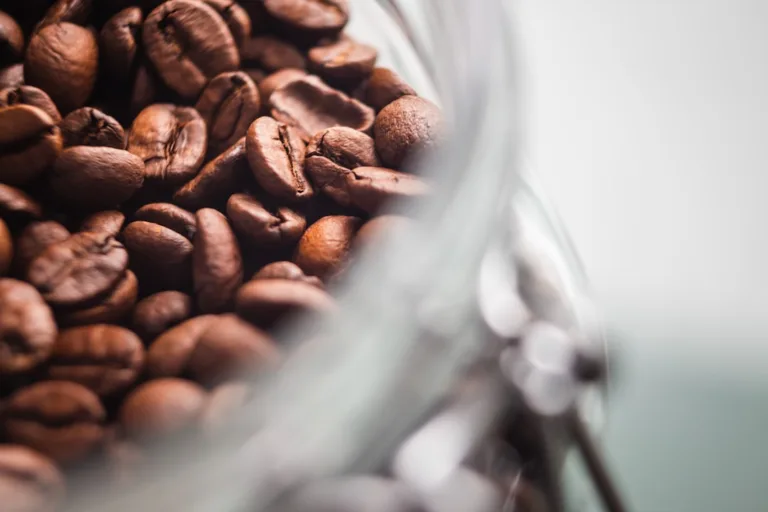 Kaffeebohnen nach dem Öffnen richtig lagern 1 Kaffeebohnen in einem luftdichten Glasbehälter
