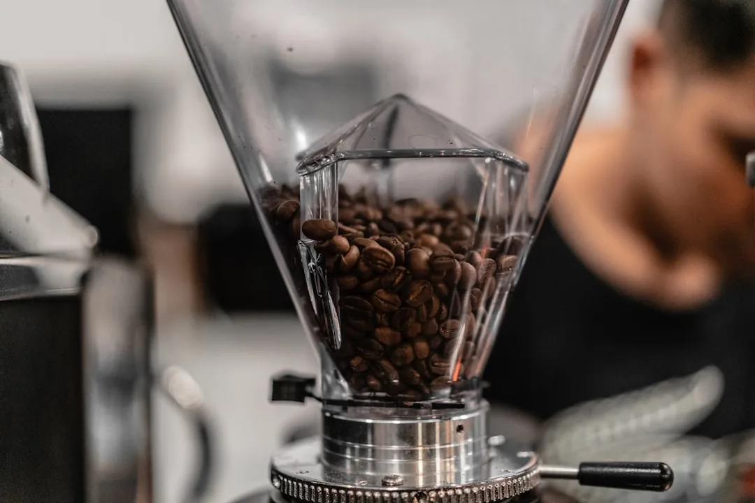 Kaffeebohnen vor dem Mahlen in einer Kaffeemühle