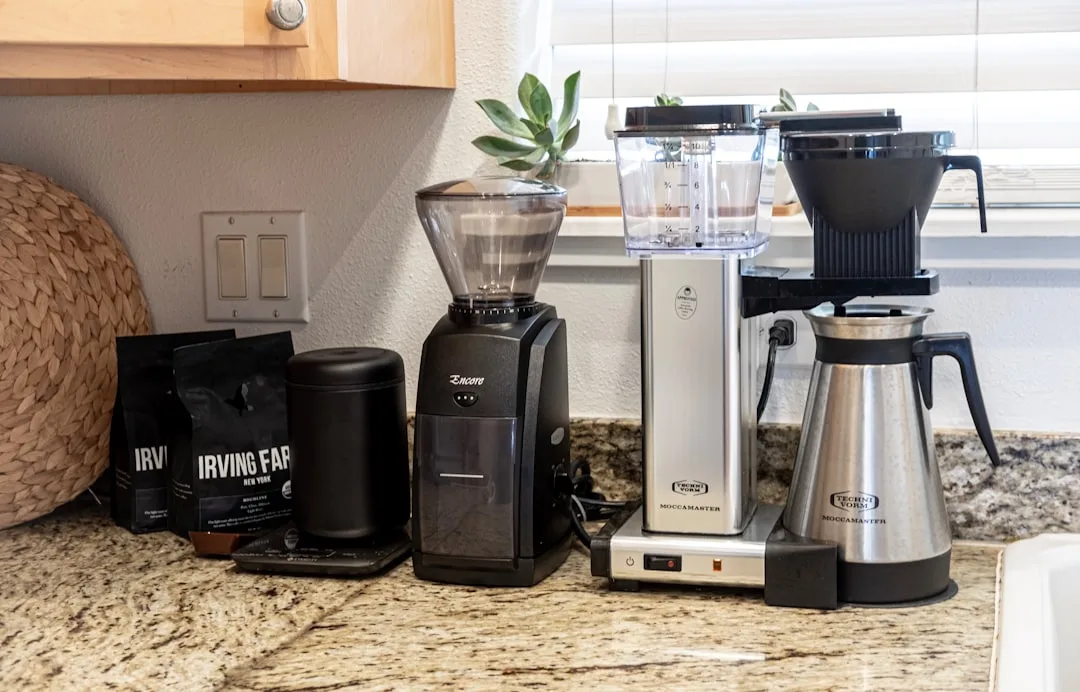 Kaffee-Setup für den Vergleich von Handmühle und elektrischer Kaffeemühle