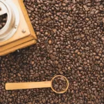 Kaffeemühle und Kaffeebohnen vor der Reinigung und Wartung