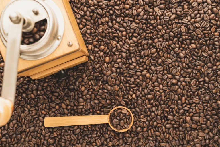 Kaffeemühle und Kaffeebohnen vor der Reinigung und Wartung