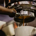 Kaffee aus dem Vollautomaten zur Einstellung der Kaffeestärke
