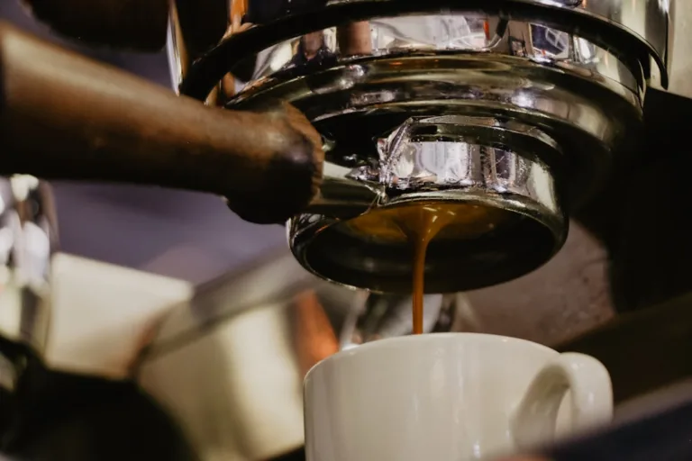 Kaffee aus dem Vollautomaten zur Einstellung der Kaffeestärke