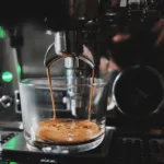 Kaffeevollautomat bei der Zubereitung für die Abstimmung von Mahlgrad, Stärke und Wassermenge