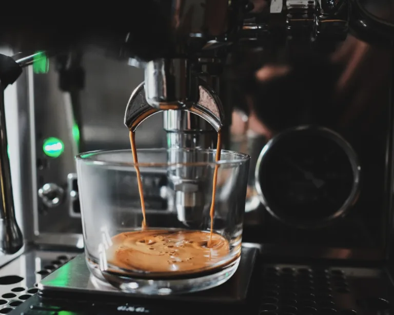 Kaffeevollautomat bei der Zubereitung für die Abstimmung von Mahlgrad, Stärke und Wassermenge