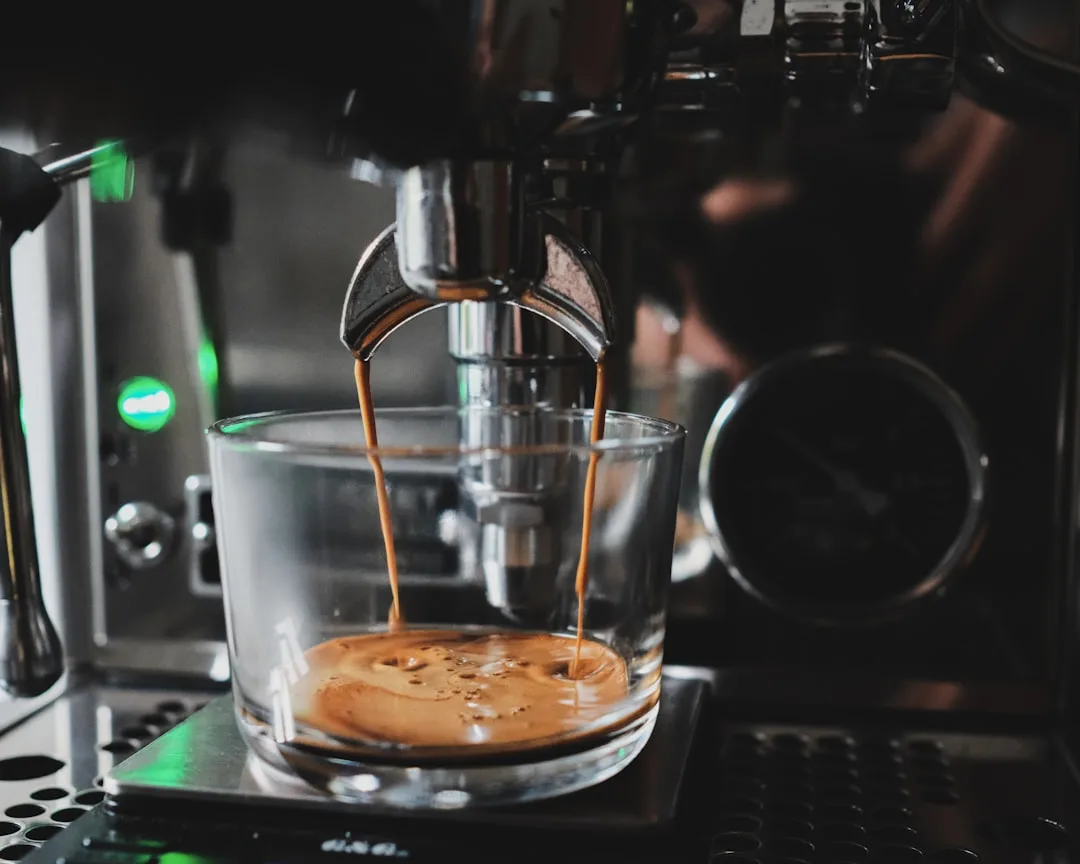 Kaffeevollautomat bei der Zubereitung für die Abstimmung von Mahlgrad, Stärke und Wassermenge