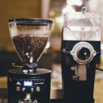Mahlwerk eines Kaffeevollautomaten beim Mahlen von Kaffeebohnen