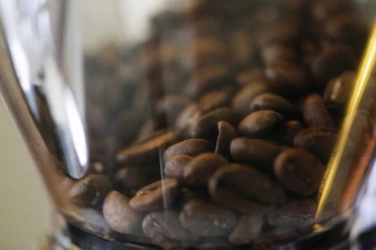 Kaffeebohnen im Mahlwerk als Beispiel für feinen, mittleren und groben Mahlgrad