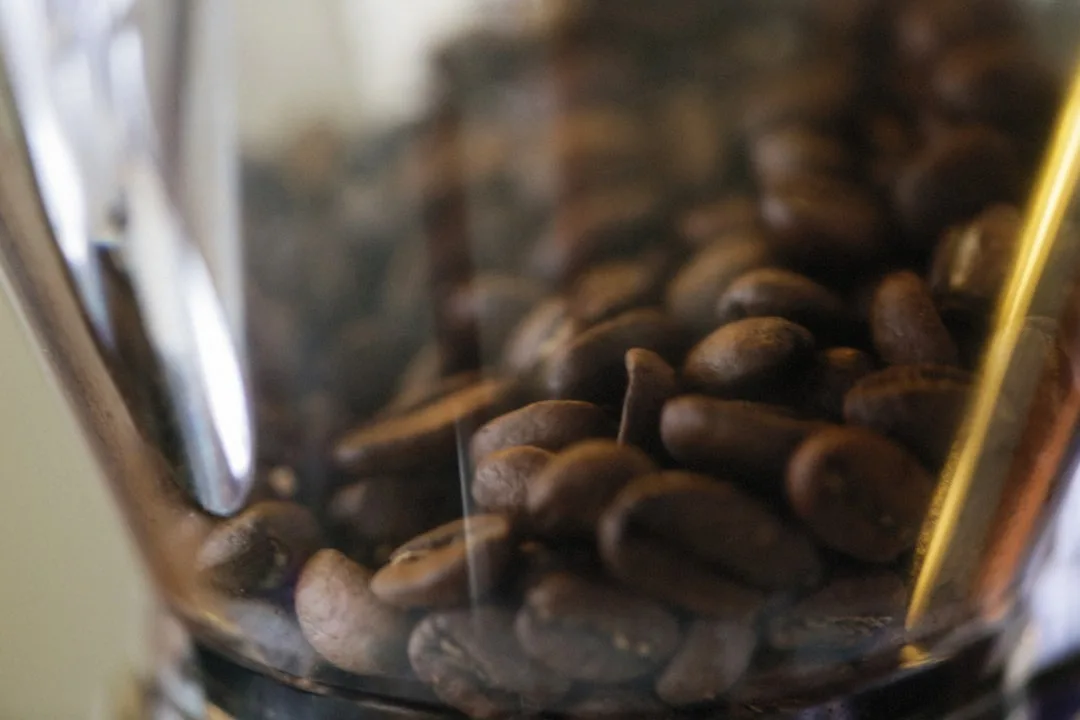 Kaffeebohnen und Mahlgrad als Grundlage für die Kaffeezubereitung