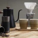 Handmühle und Kaffeezubehör für frisch gemahlenen Kaffee