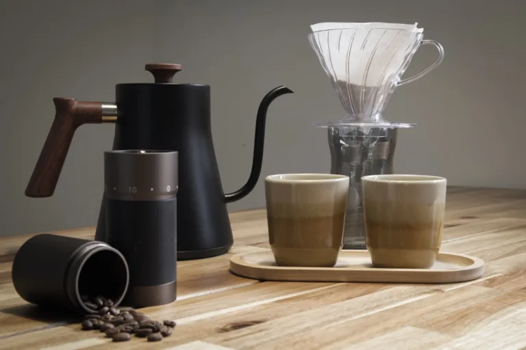 Handmühle und Kaffeezubehör für frisch gemahlenen Kaffee