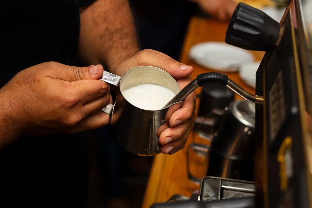 Milch mit Dampflanze feinporig aufschäumen