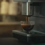 Kaffeevollautomat bei der Ausgabe einer Tasse Kaffee zur Einstellung der Wassermenge
