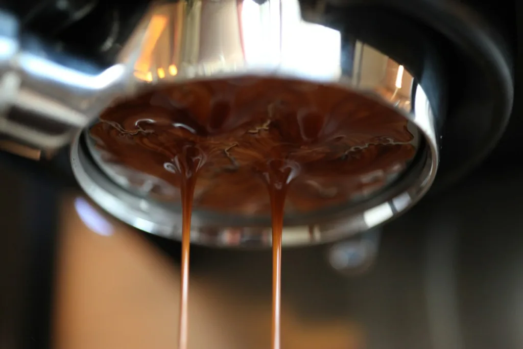 Espresso spritzt aus dem Siebträger: Ursachen und schnelle Lösungen 1 Espresso aus bodenlosem Siebträger