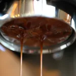 Espresso aus bodenlosem Siebträger