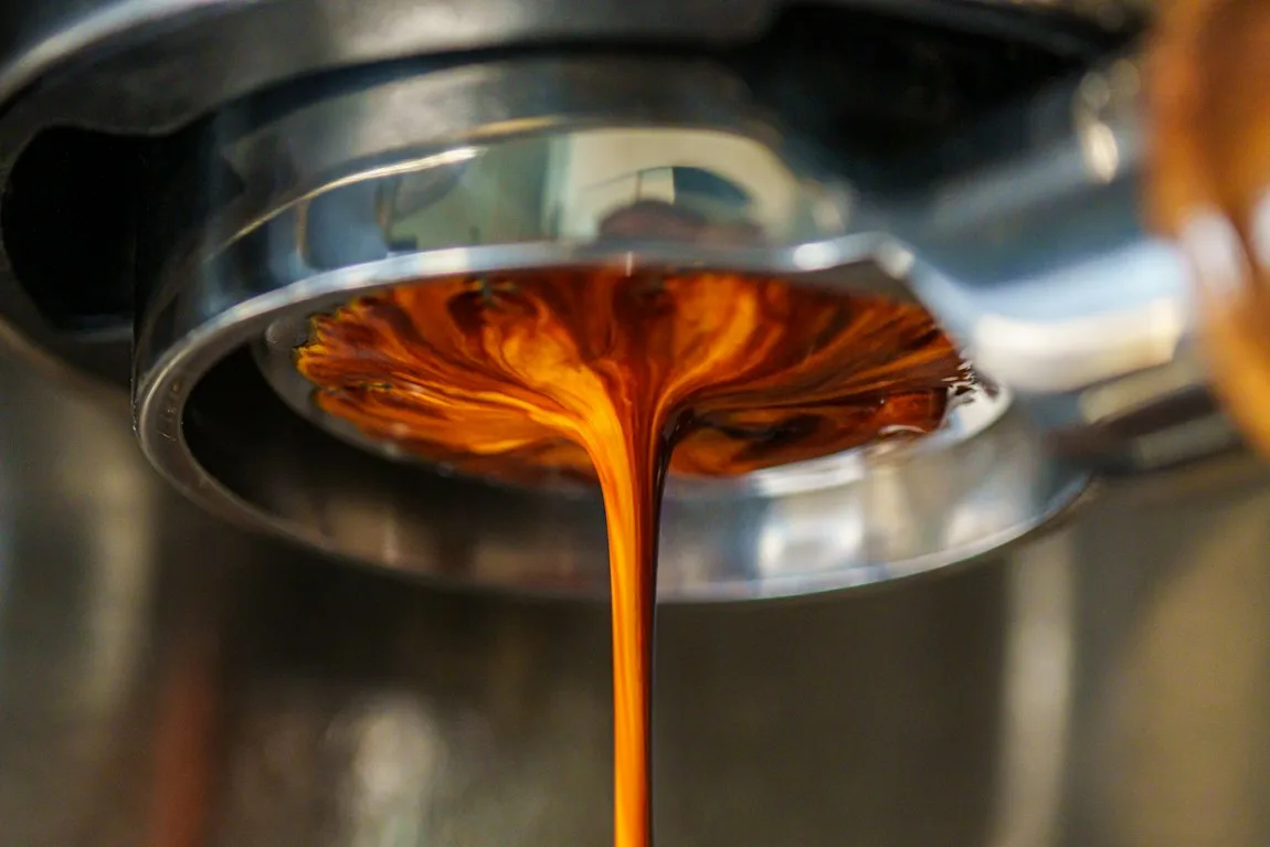Espresso spritzt aus dem Siebträger: Ursachen und schnelle Lösungen 3 Espresso aus dem Siebträger bei einem weiteren Bezug