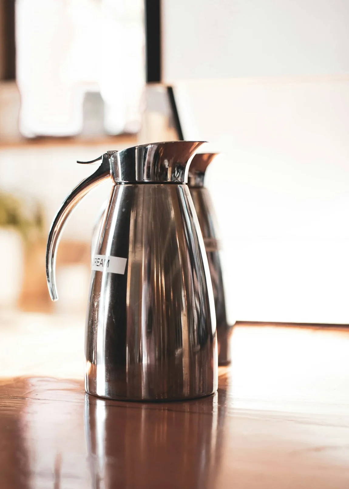 Isolierkanne für Filterkaffee auf einem Tisch