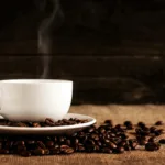 Kaffeebohnen und Tasse