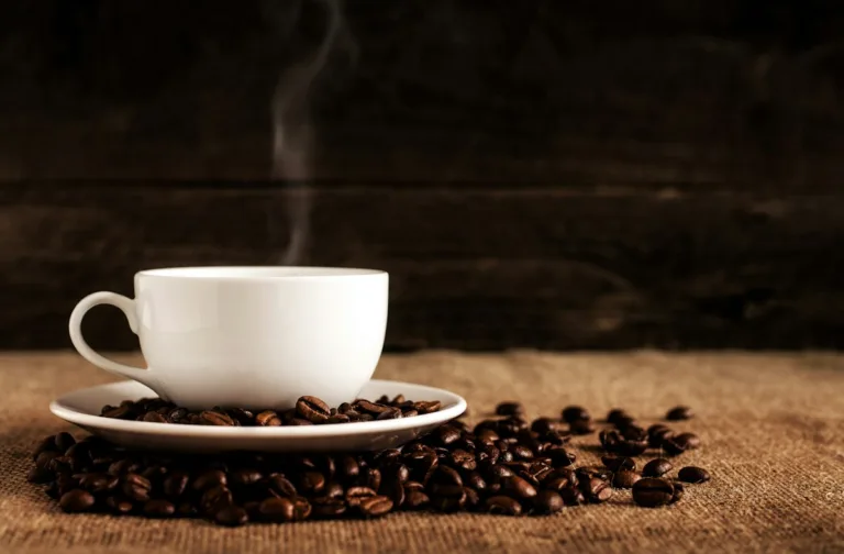 Entkoffeinierter Kaffee: Wie wird das Koffein entfernt? 1 Kaffeebohnen und Tasse