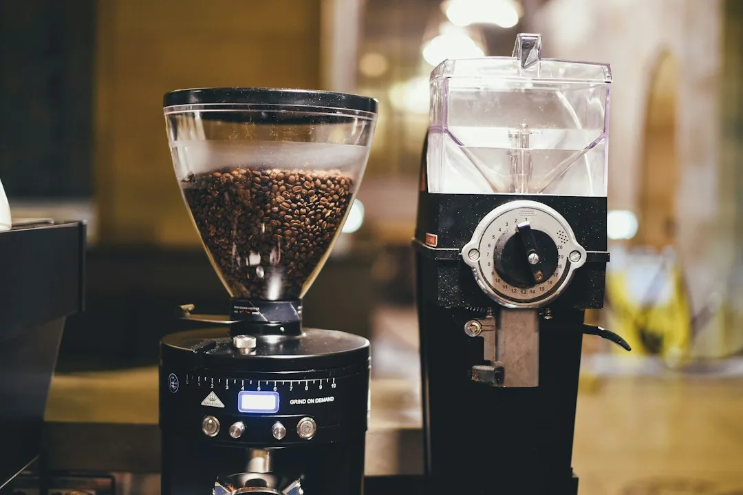 Kaffeemühle während des Mahlvorgangs